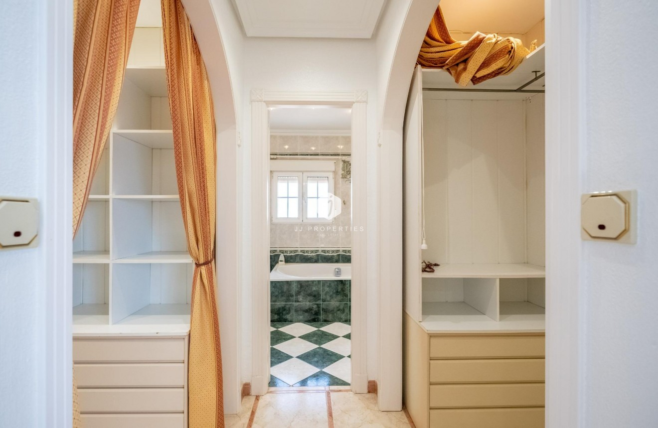 Aus zweiter Hand - Villa -
Torrevieja - El chaparral