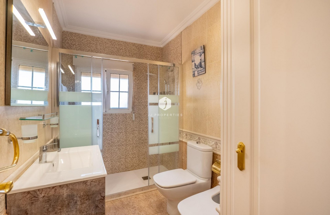 Aus zweiter Hand - Villa -
Torrevieja - El chaparral