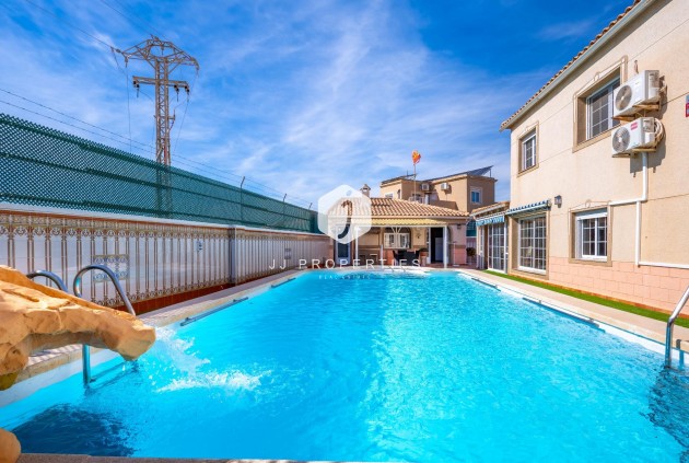 Aus zweiter Hand - Villa -
Torrevieja - El chaparral