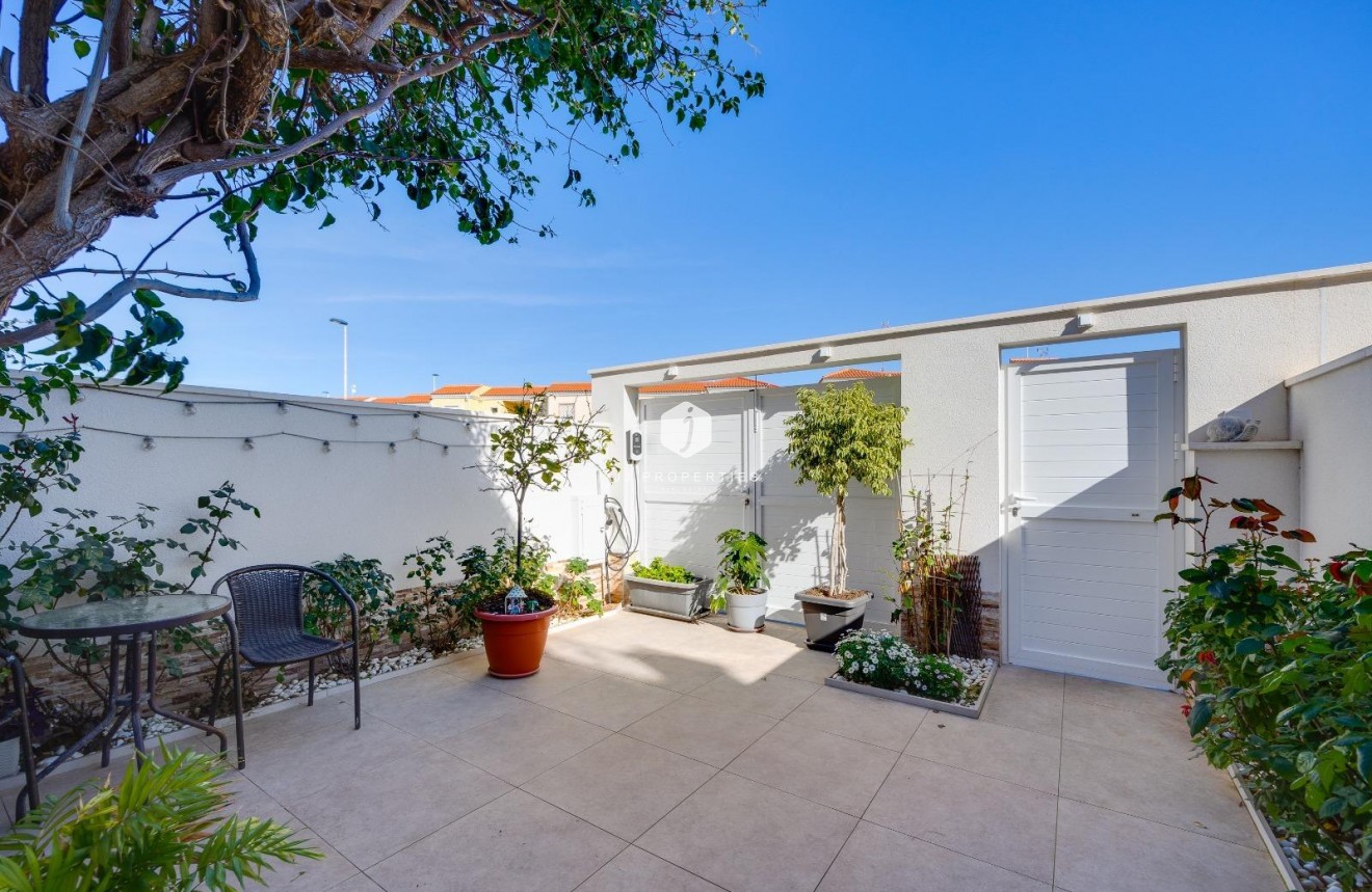 Resale - Chalet -
Torrevieja - aguas nuevas