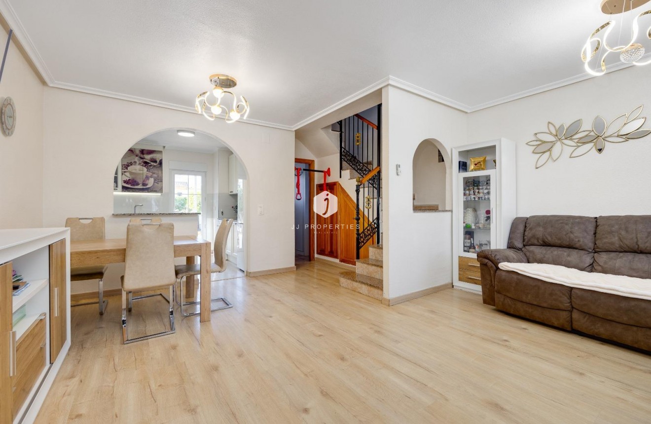 Resale - Chalet -
Torrevieja - aguas nuevas