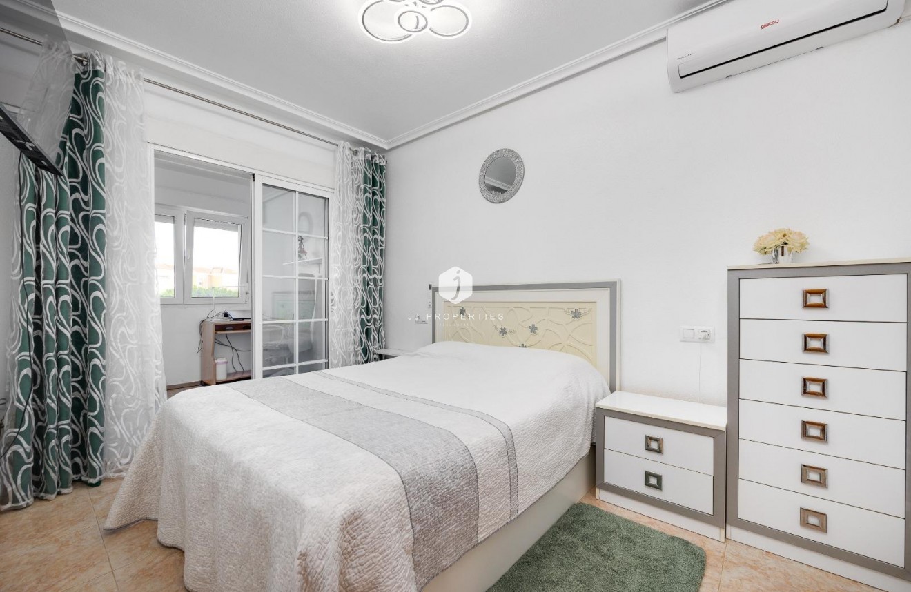 Resale - Chalet -
Torrevieja - aguas nuevas