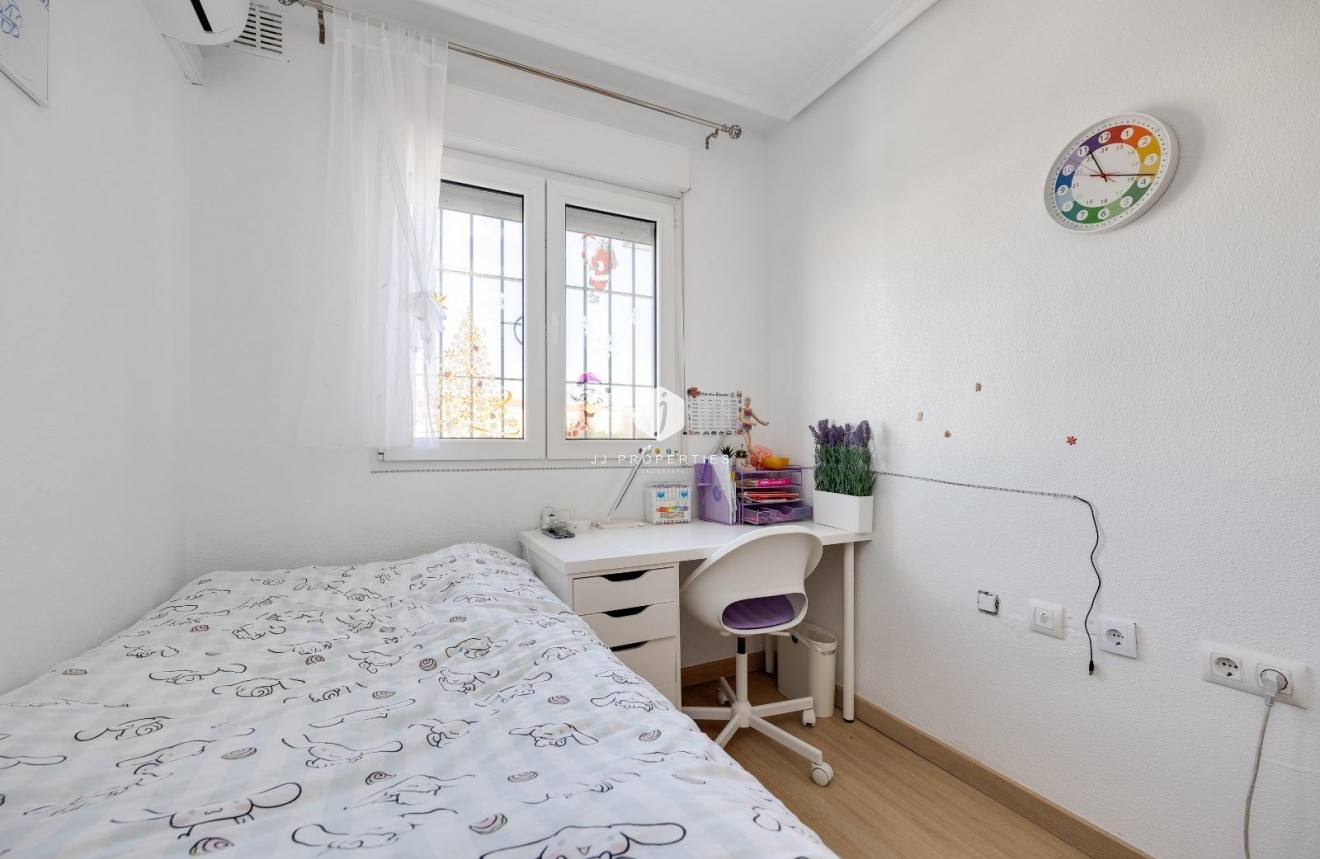 Resale - Chalet -
Torrevieja - aguas nuevas