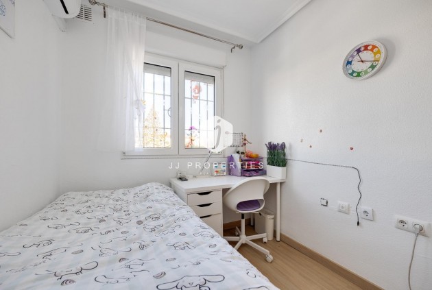 Resale - Chalet -
Torrevieja - aguas nuevas