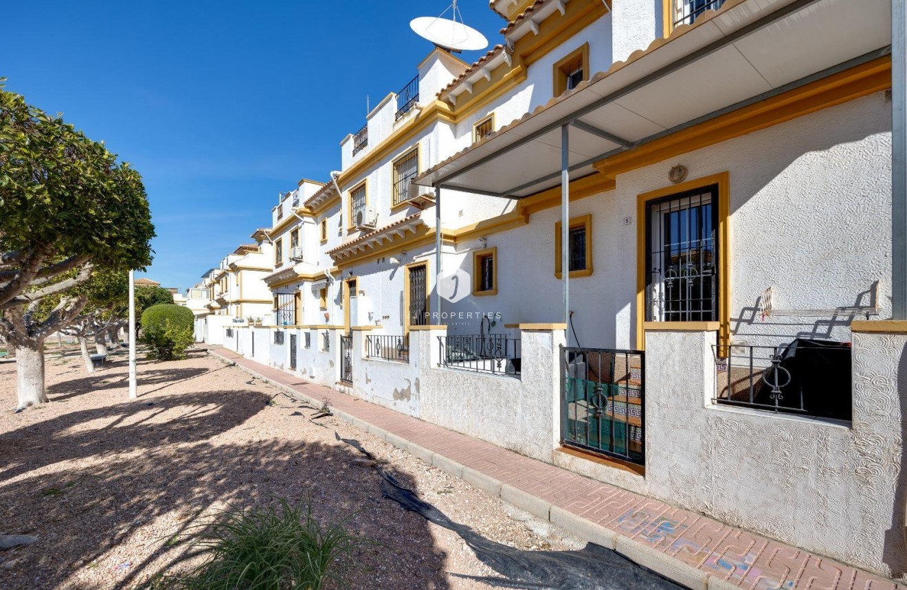 Resale - Chalet -
Torrevieja - aguas nuevas