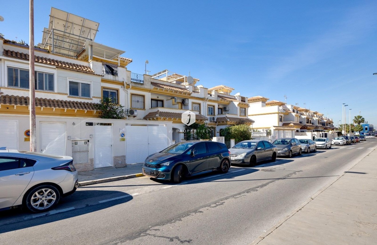 Resale - Chalet -
Torrevieja - aguas nuevas