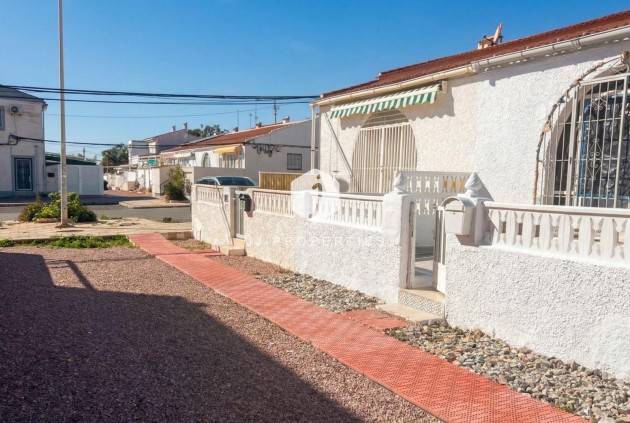 Resale - Bungalow -
Torrevieja - La Siesta - El Salado - Torreta