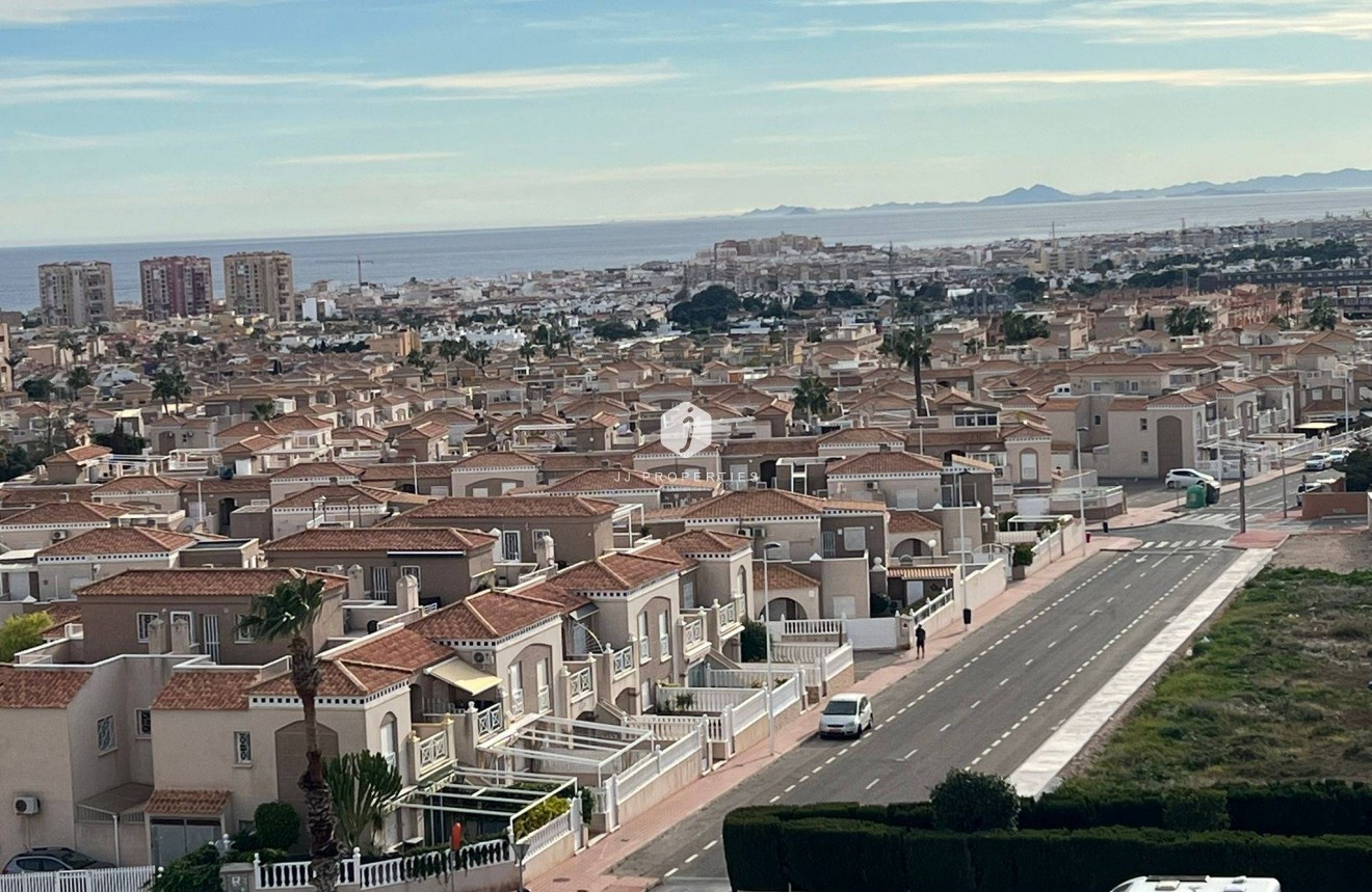 Resale - Apartment / flat -
Torrevieja - aguas nuevas