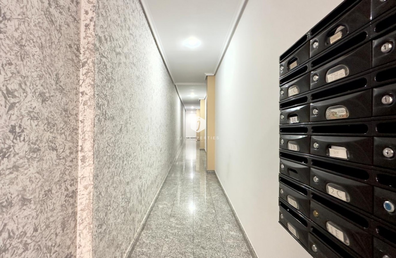 Segunda mano - Apartamento / piso -
Torrevieja