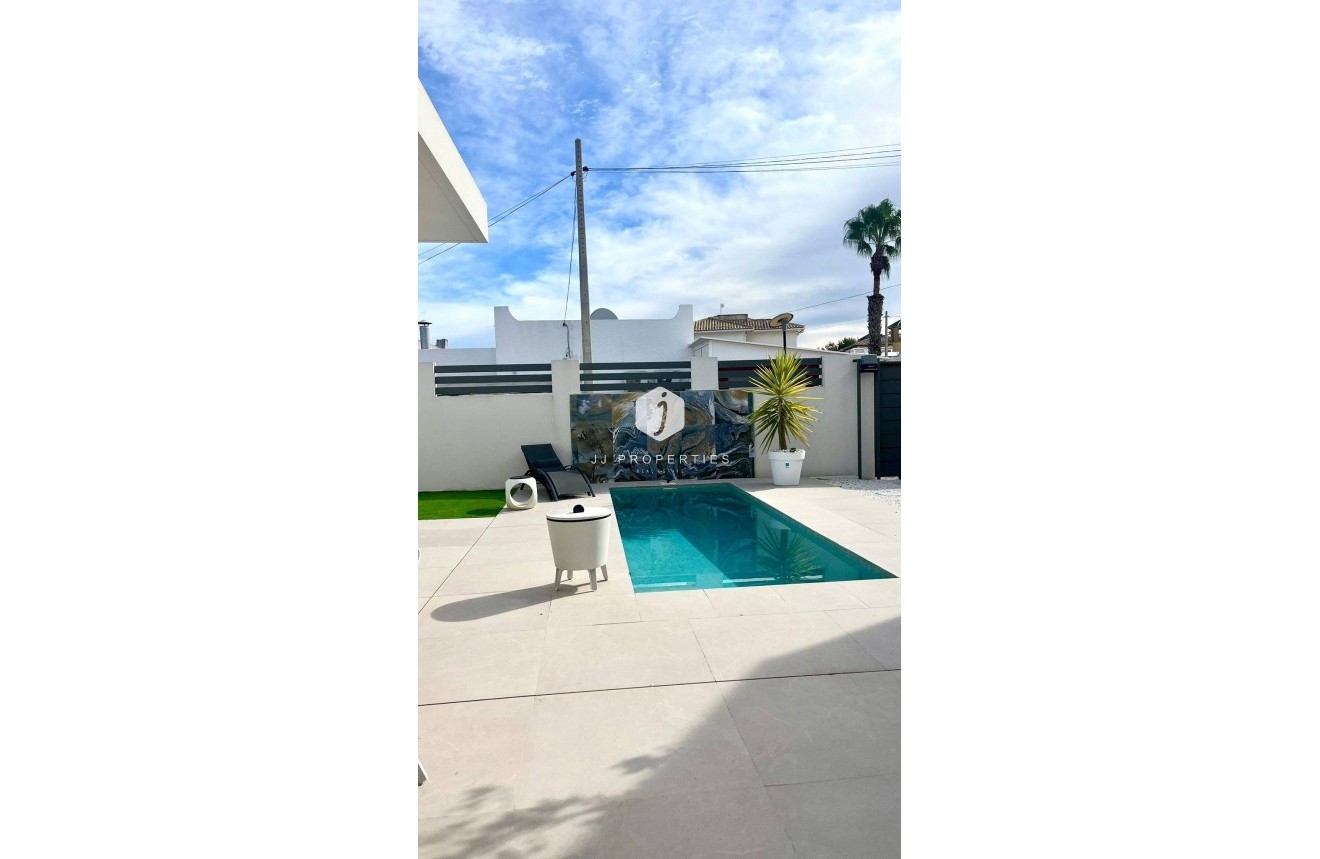 Resale - Villa -
San Miguel de Salinas - Urbanizacion Blue Lagoon