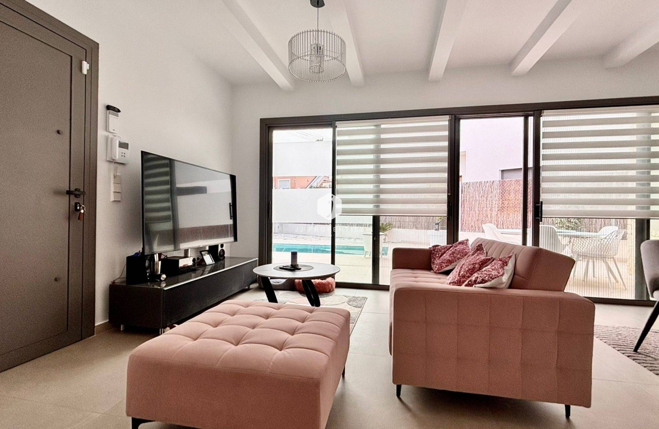 Resale - Villa -
San Miguel de Salinas - Urbanizacion Blue Lagoon