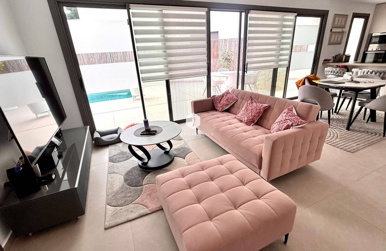 Resale - Villa -
San Miguel de Salinas - Urbanizacion Blue Lagoon