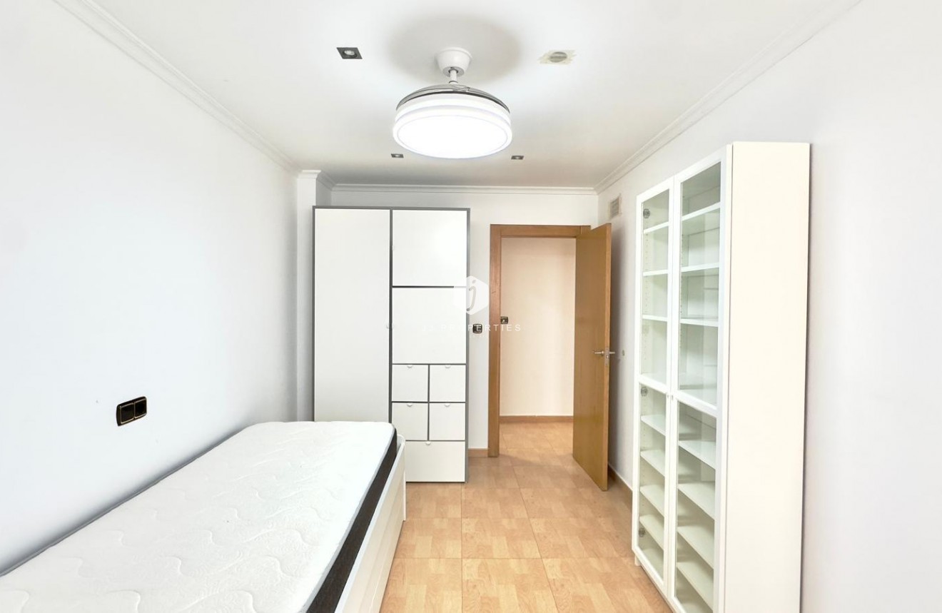 Resale - Apartment / flat -
Torrevieja - Centro