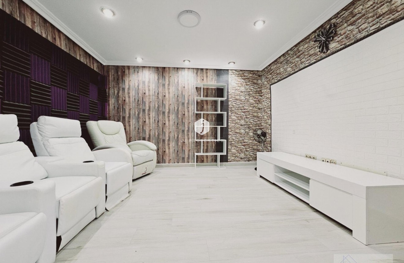 Resale - Villa -
Torrevieja - La Siesta - El Salado - Torreta