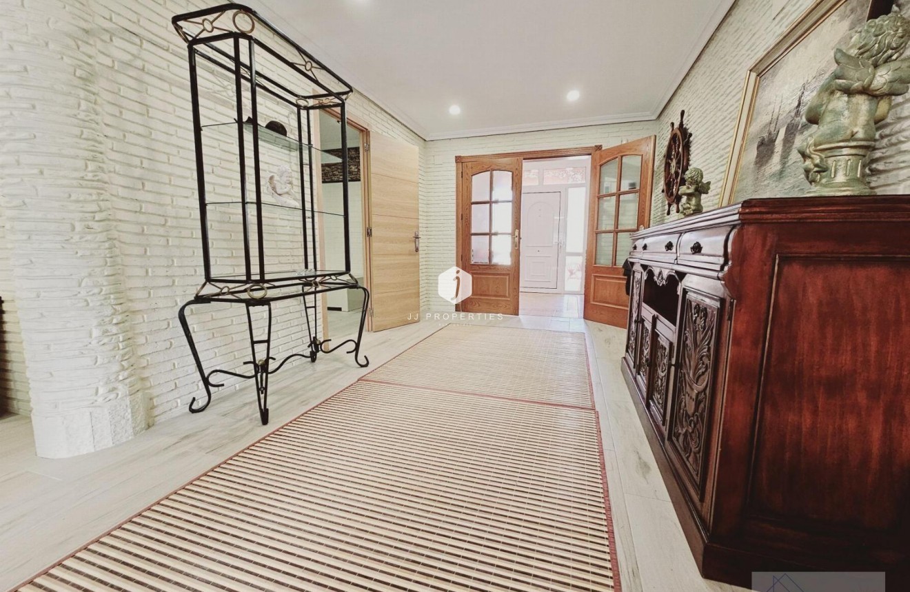 Resale - Villa -
Torrevieja - La Siesta - El Salado - Torreta