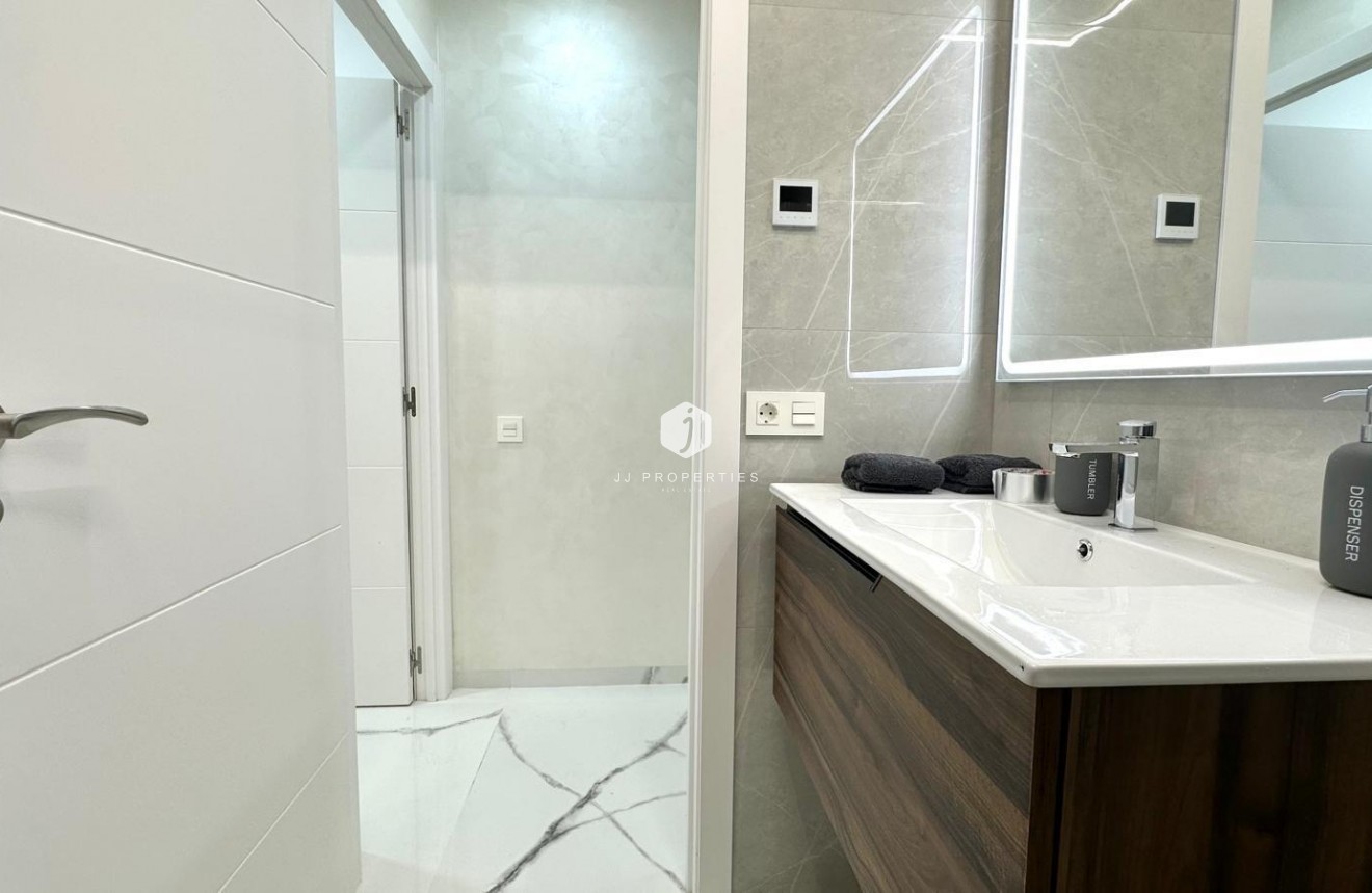 Resale - Apartment / flat -
Torrevieja - Playa del Cura