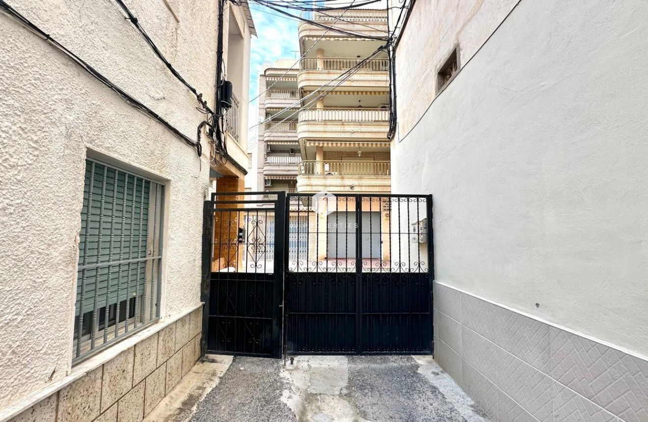 Resale - Chalet -
Torrevieja - Playa del Cura