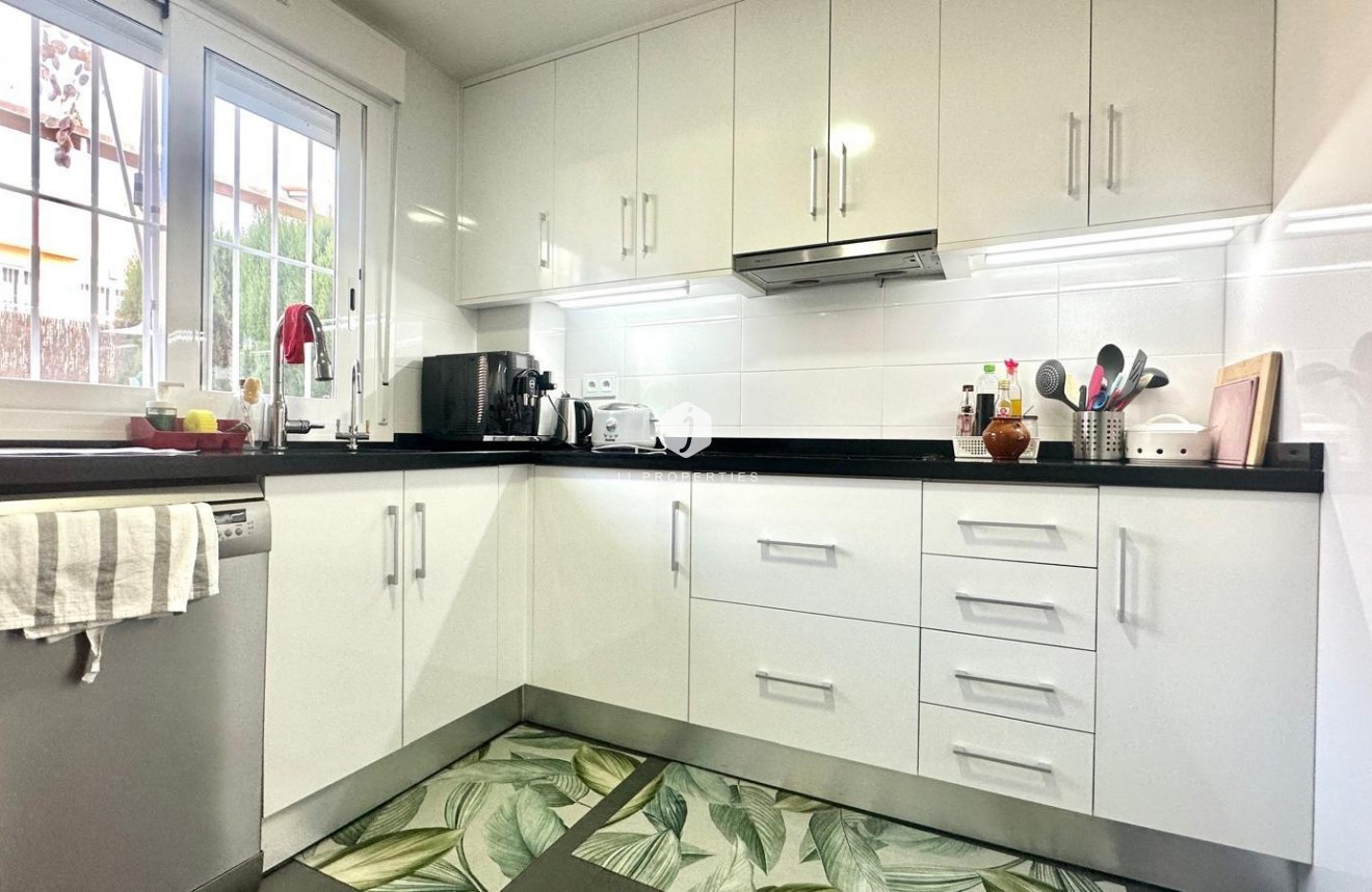 Resale - Chalet -
Torrevieja - aguas nuevas