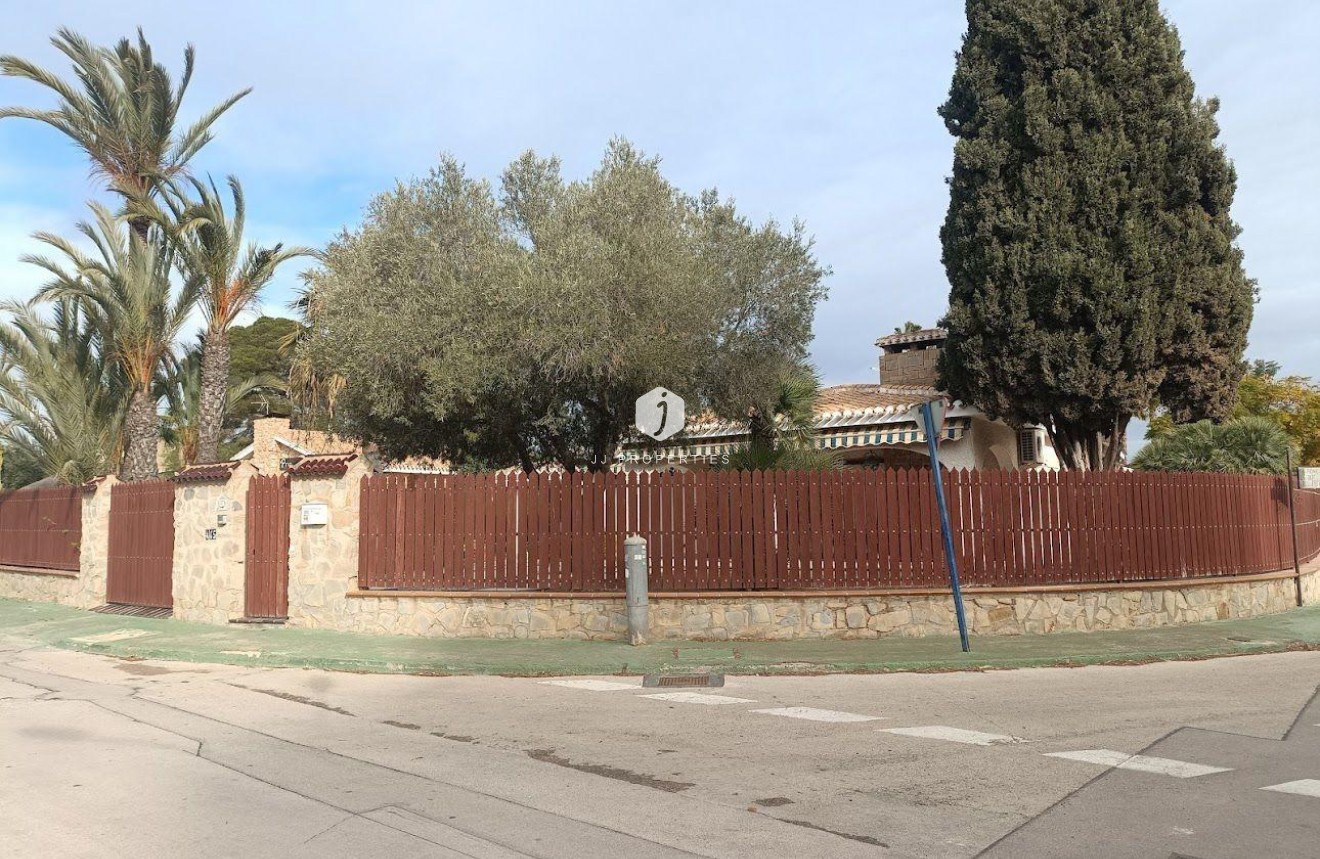 Resale - Villa -
Orihuela Costa - Campoamor