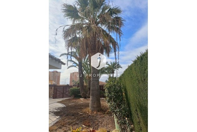 Resale - Villa -
Orihuela Costa - Campoamor