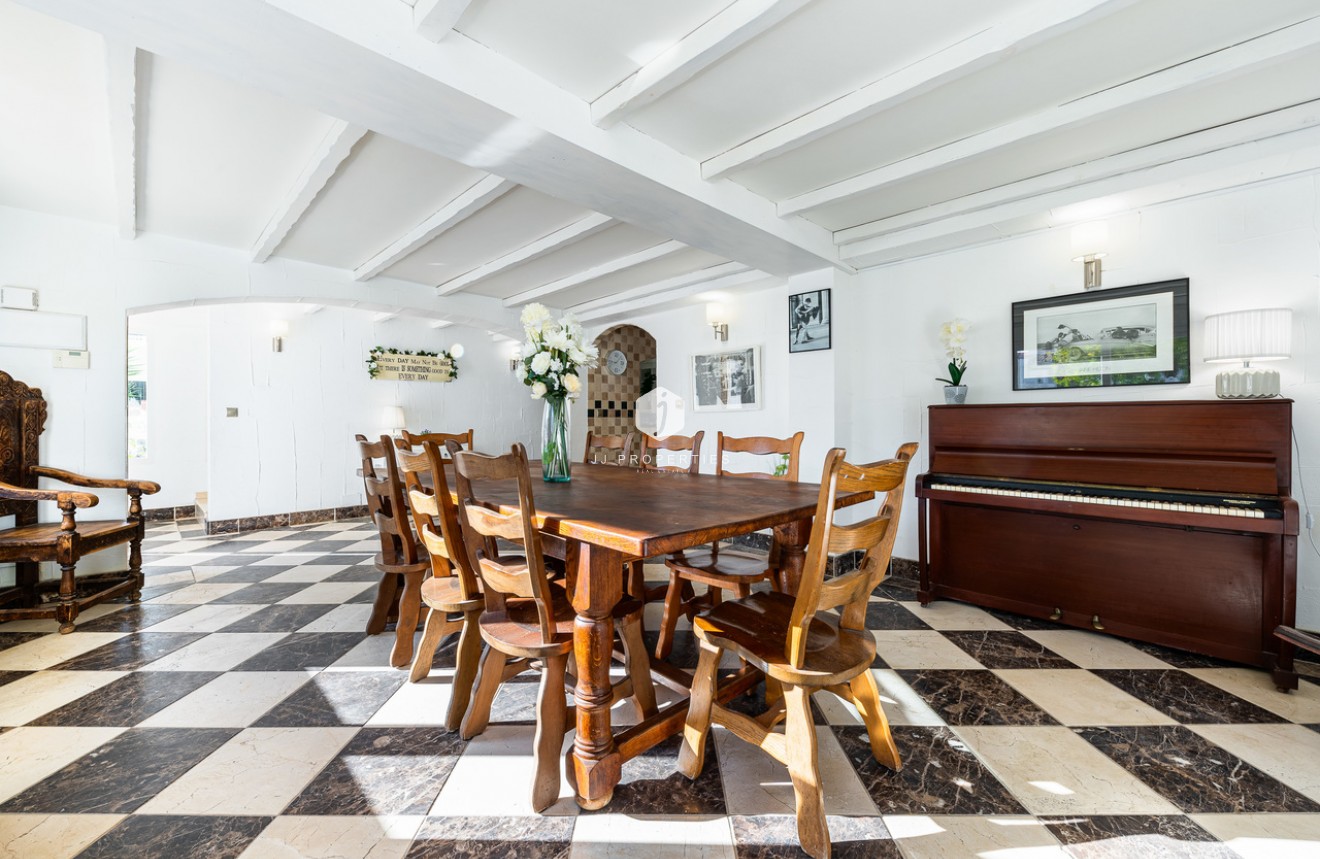 Resale - Villa -
Dehesa de Campoamor - Costa Blanca