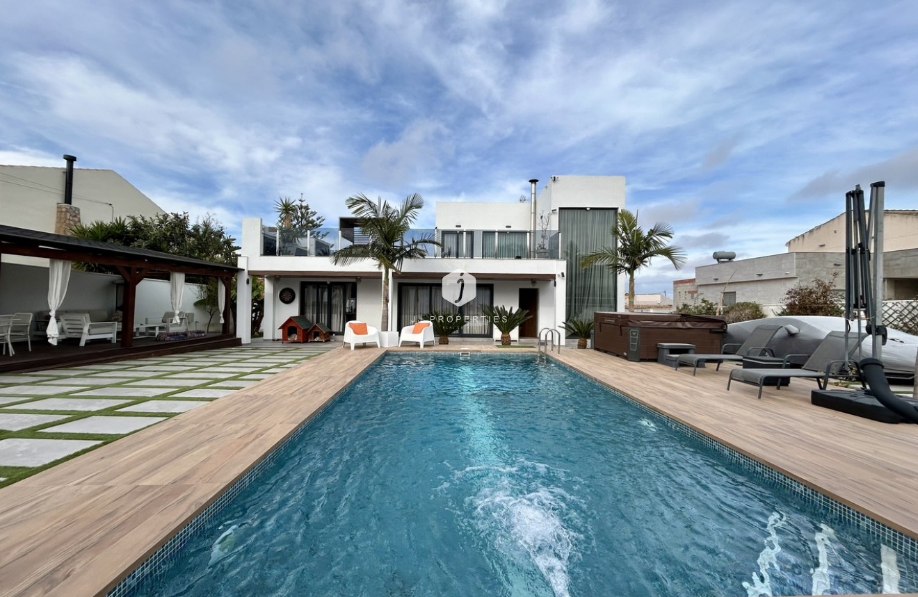 Resale - Villa -
Los Balcones - Costa Blanca