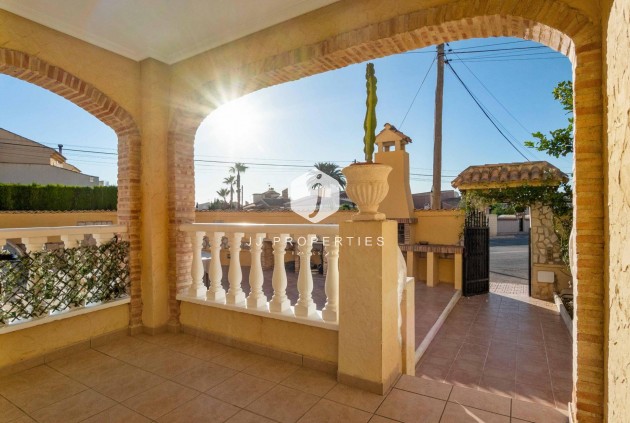 Resale - Chalet -
Orihuela Costa - Los Almendros-la Florida