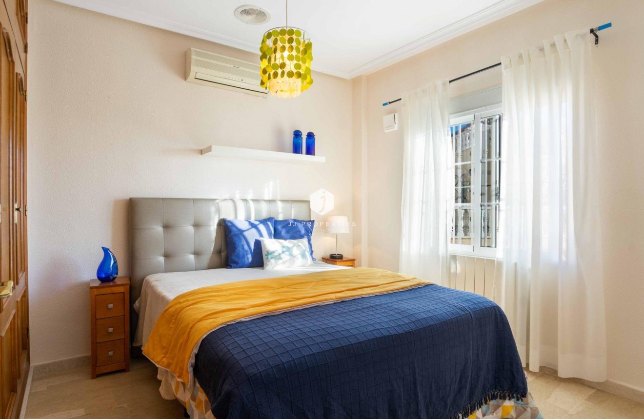 Resale - Chalet -
Orihuela Costa - Los Almendros-la Florida