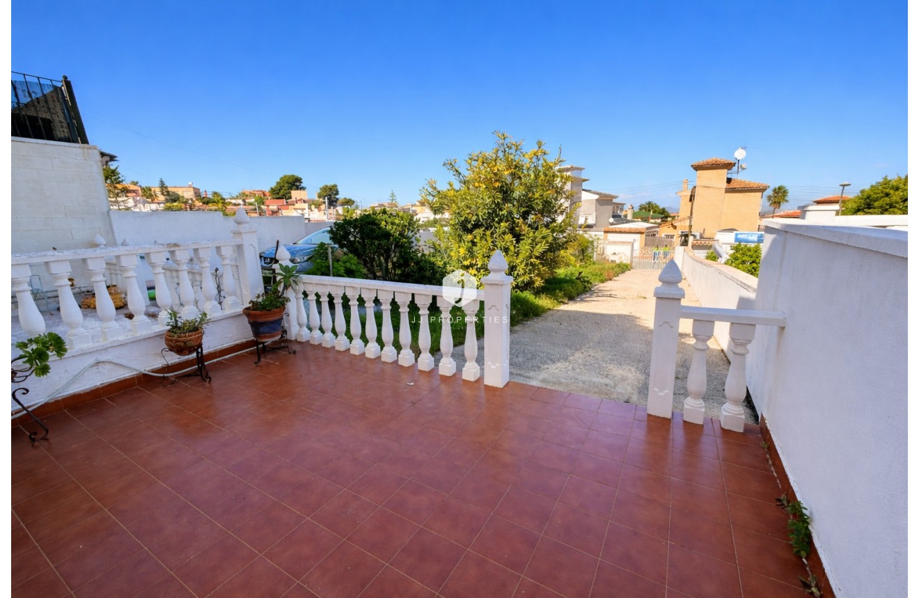 Resale - Chalet -
Torrevieja - Costa Blanca