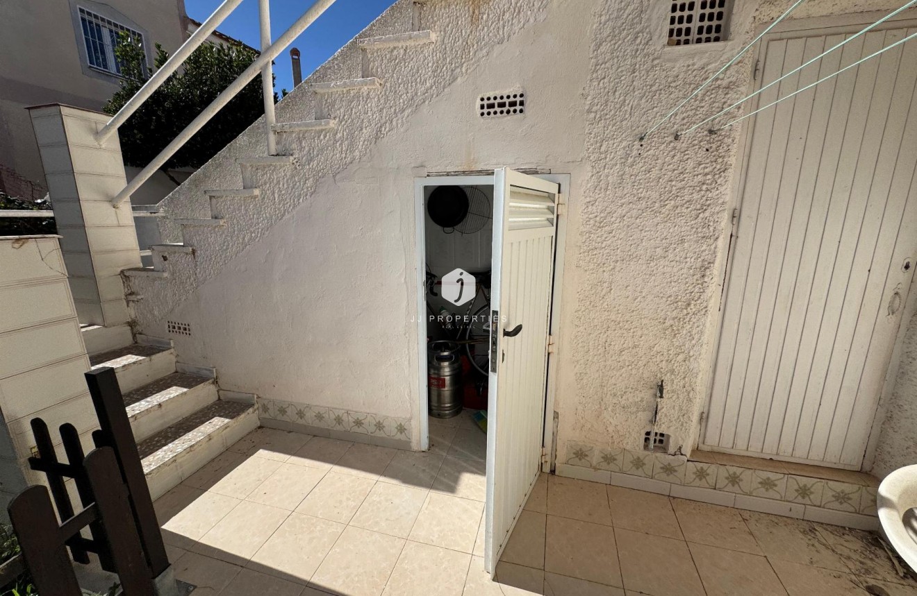 Resale - Chalet -
Torrevieja - Costa Blanca