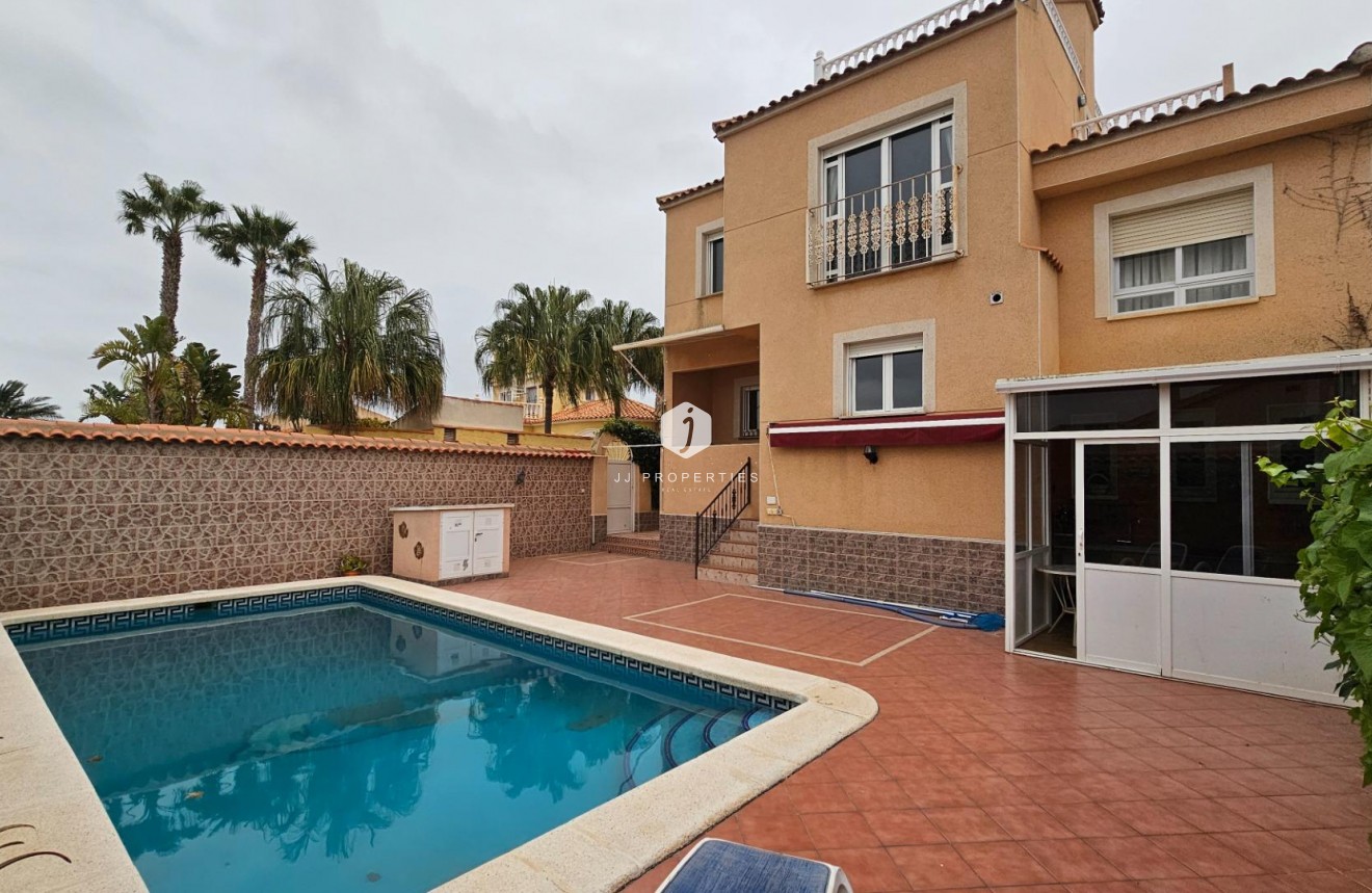 Resale - Villa -
Torrevieja - El chaparral