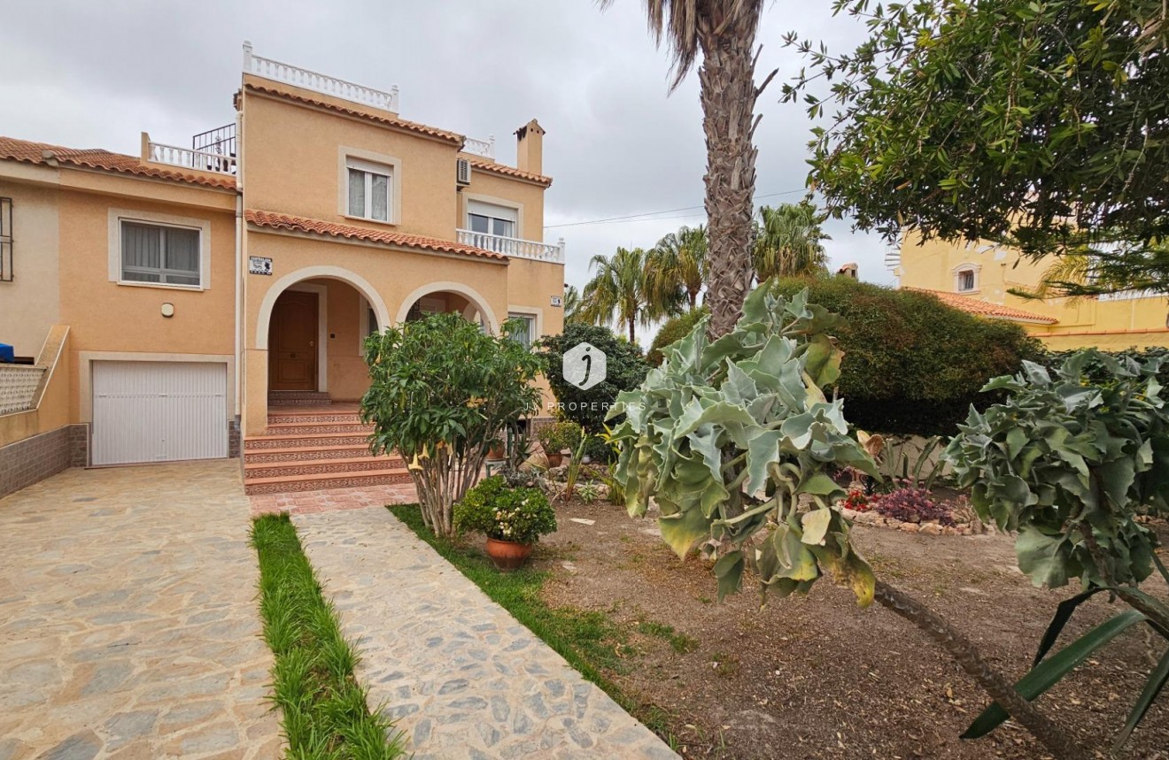 Resale - Villa -
Torrevieja - El chaparral