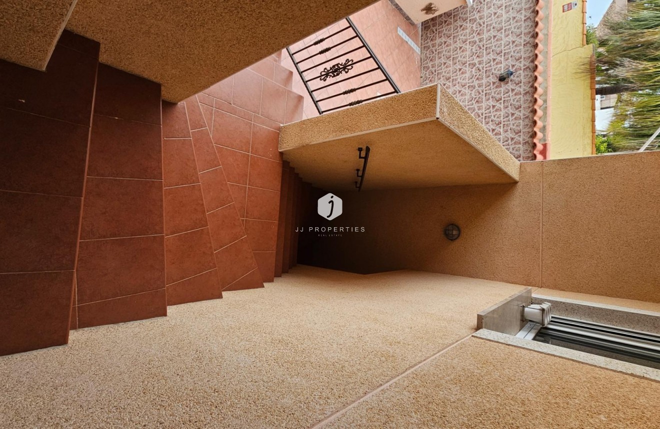 Resale - Villa -
Torrevieja - El chaparral