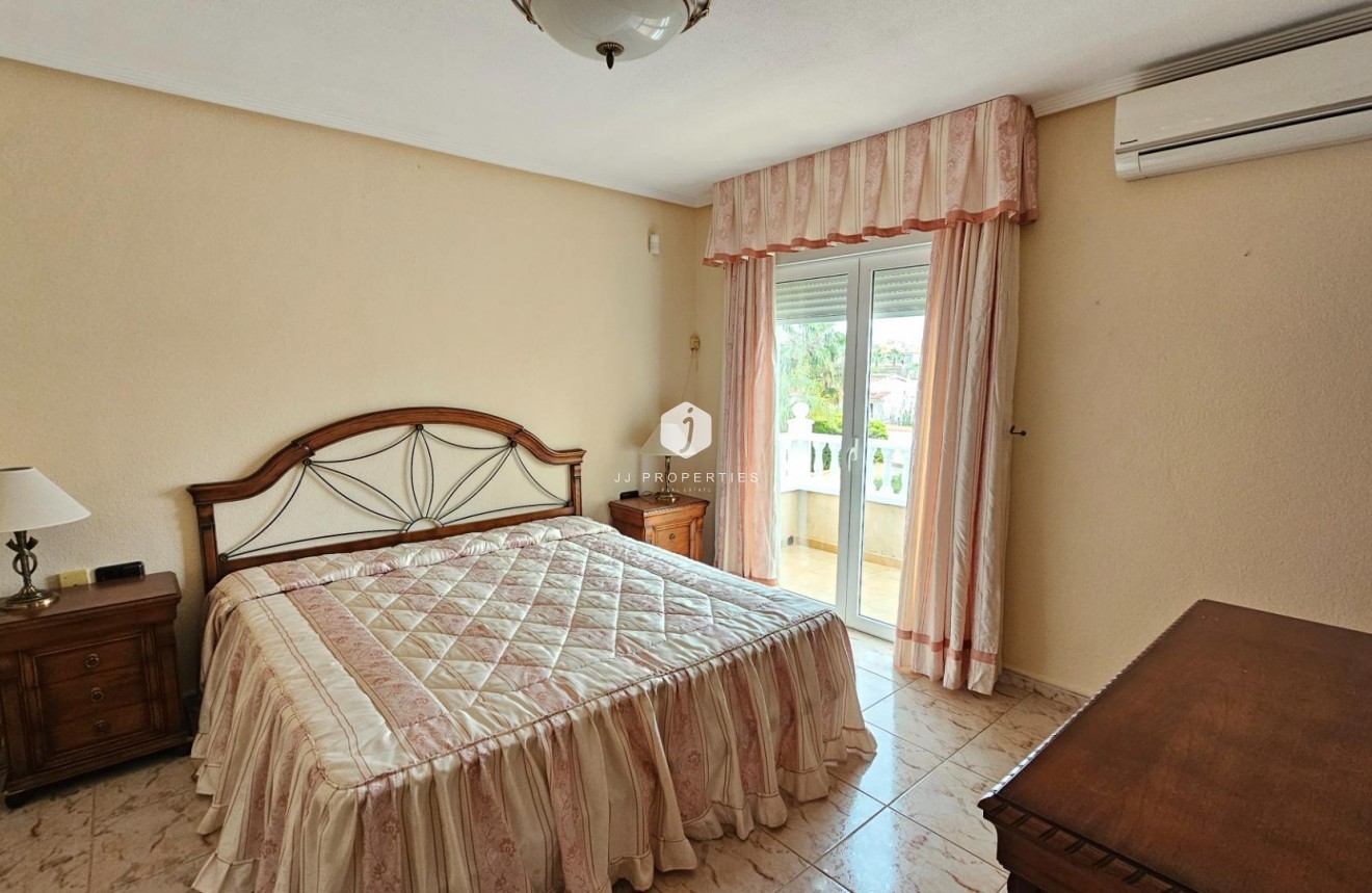 Resale - Villa -
Torrevieja - El chaparral