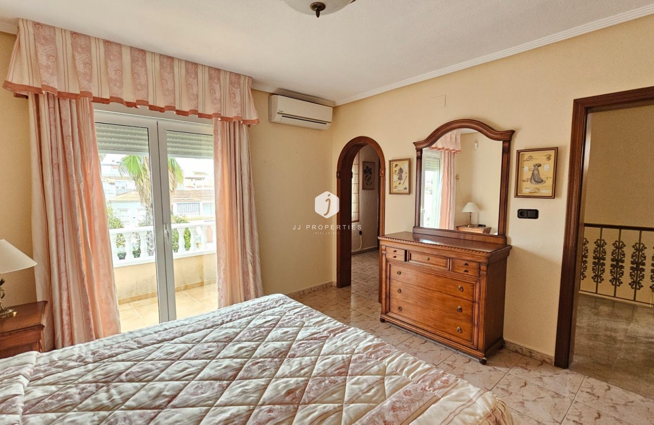 Resale - Villa -
Torrevieja - El chaparral