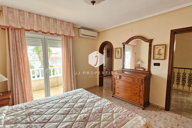 Resale - Villa -
Torrevieja - El chaparral