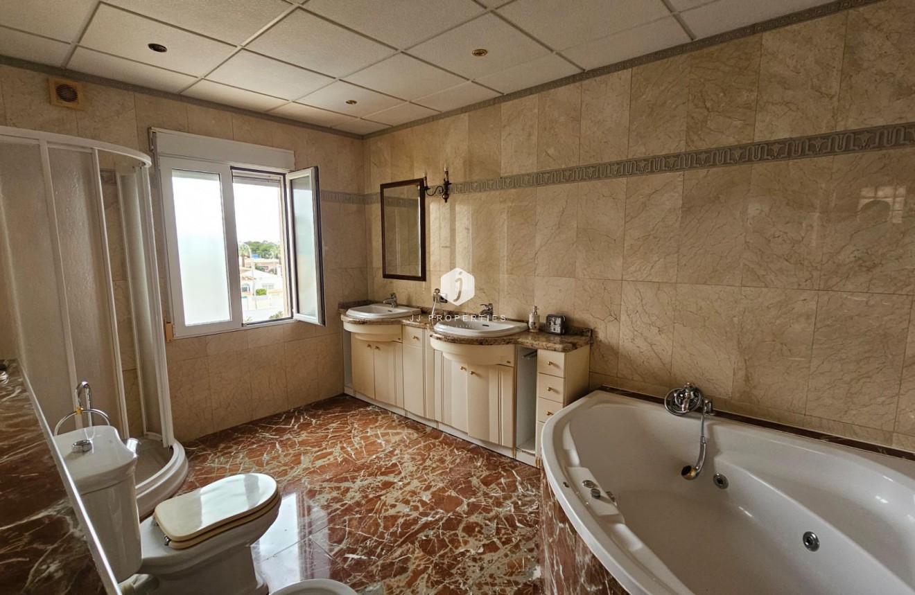 Resale - Villa -
Torrevieja - El chaparral