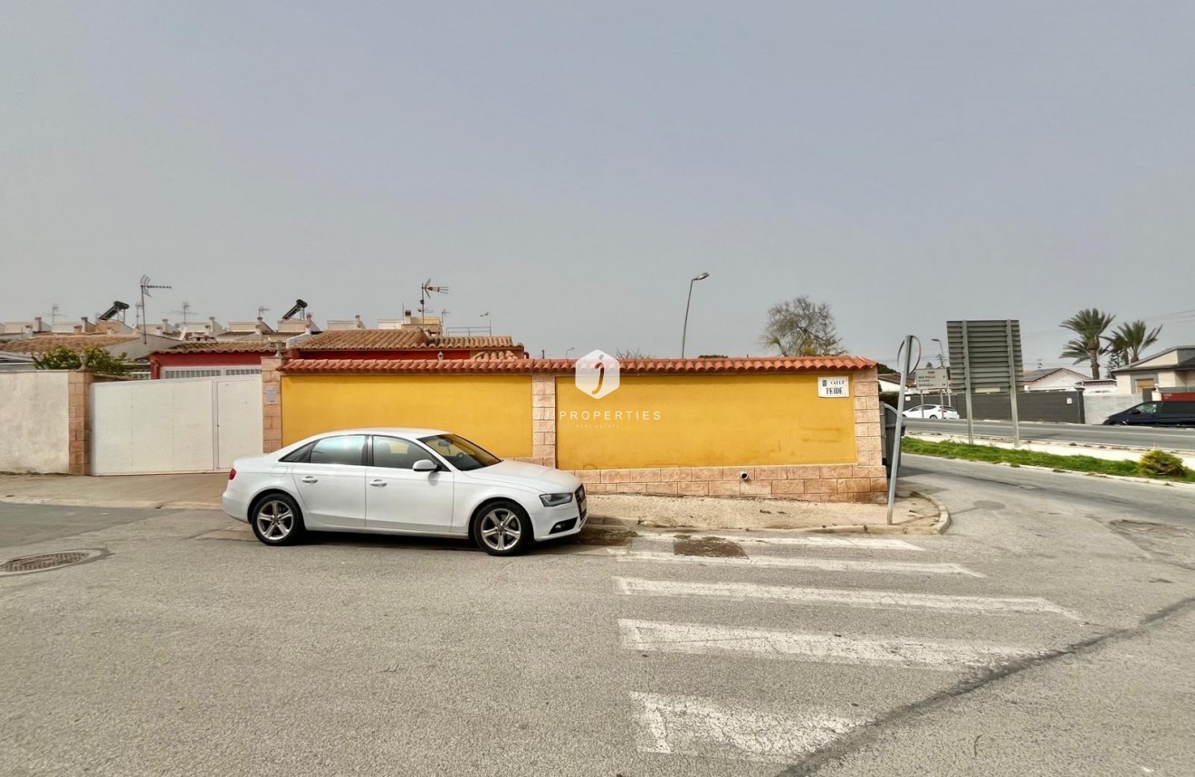 Resale - Villa -
Torrevieja - Los Balcones - Los Altos del Edén