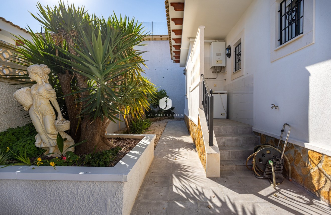 Resale - Villa -
Bigastro - Inland