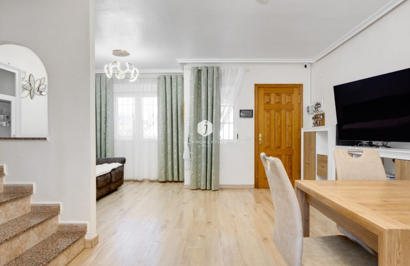 Resale - Chalet -
Torrevieja - Costa Blanca