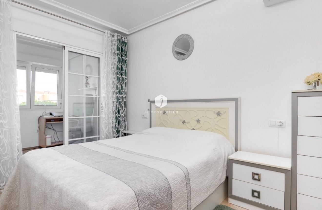 Resale - Chalet -
Torrevieja - Costa Blanca