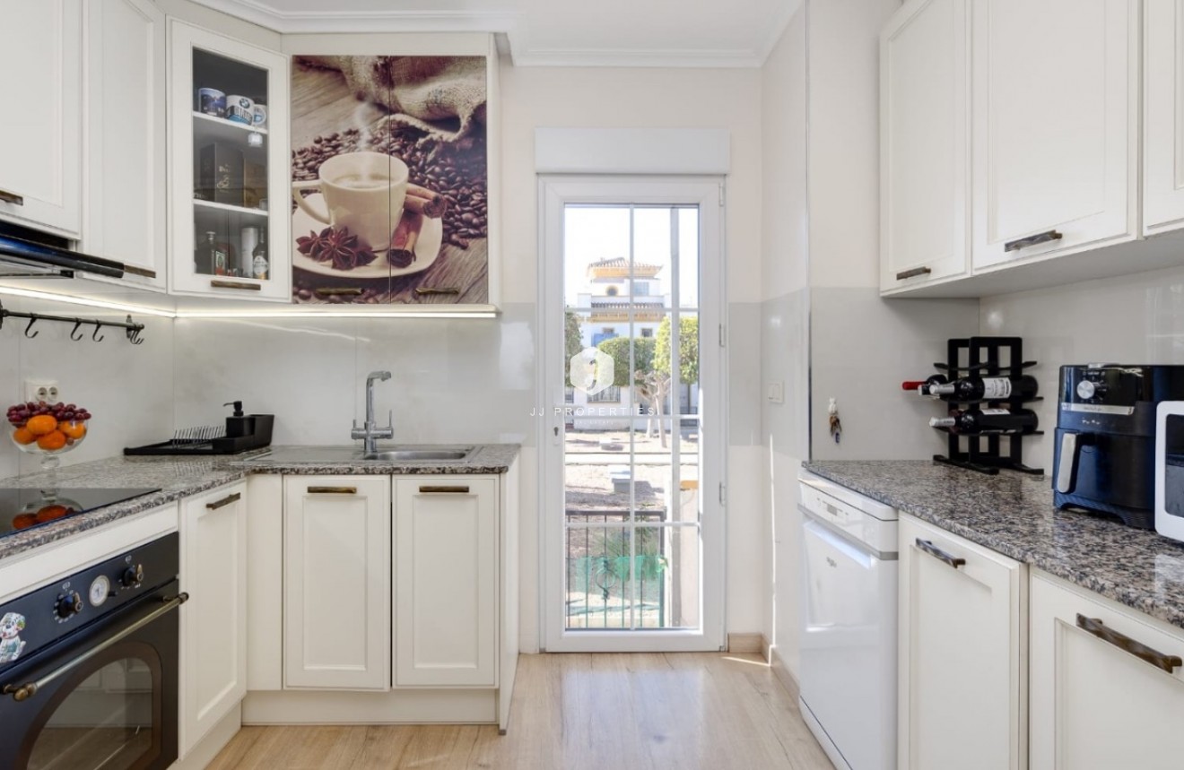 Resale - Chalet -
Torrevieja - Costa Blanca