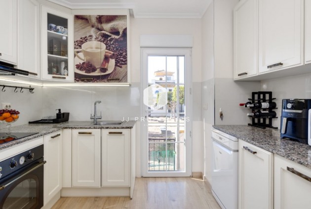 Resale - Chalet -
Torrevieja - Costa Blanca