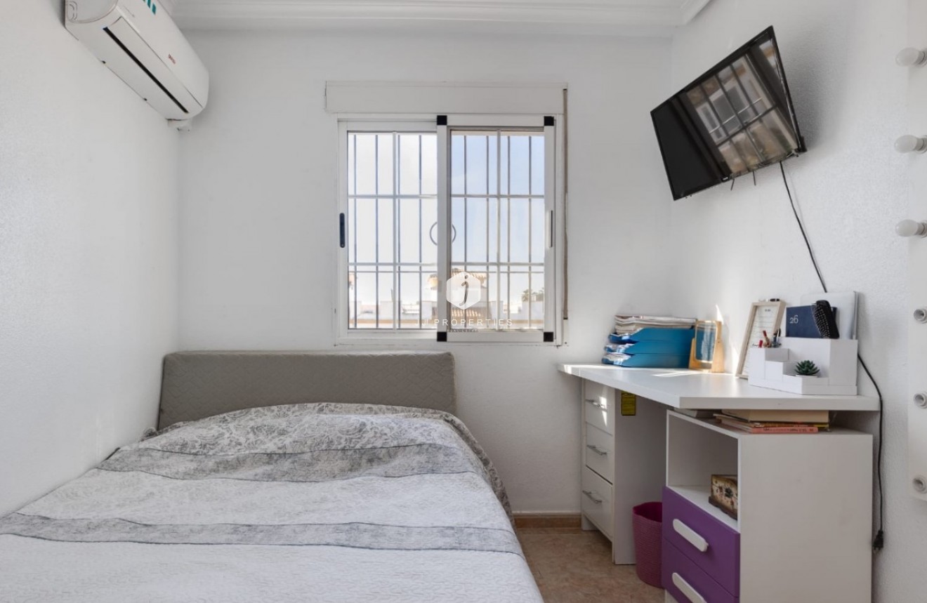 Resale - Chalet -
Torrevieja - Costa Blanca