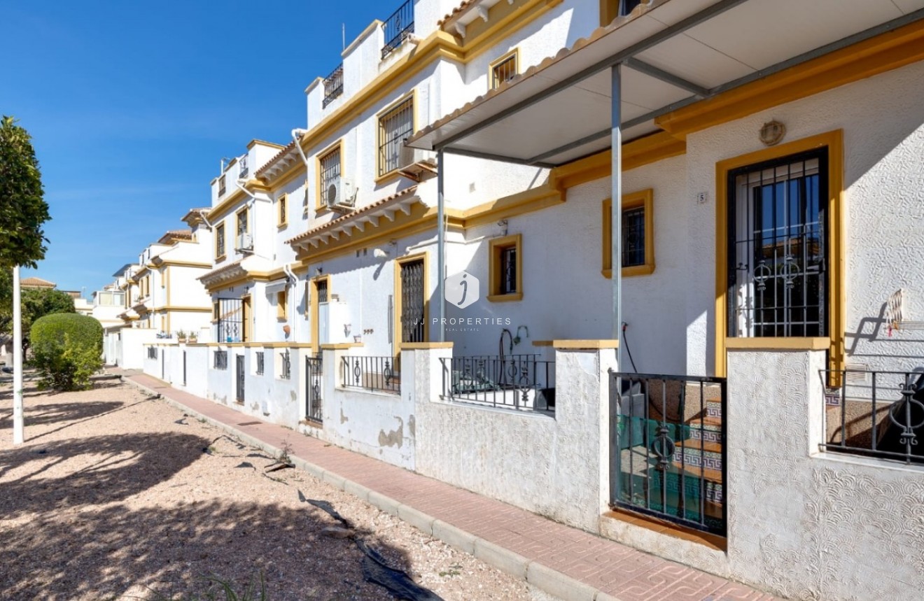 Resale - Chalet -
Torrevieja - Costa Blanca