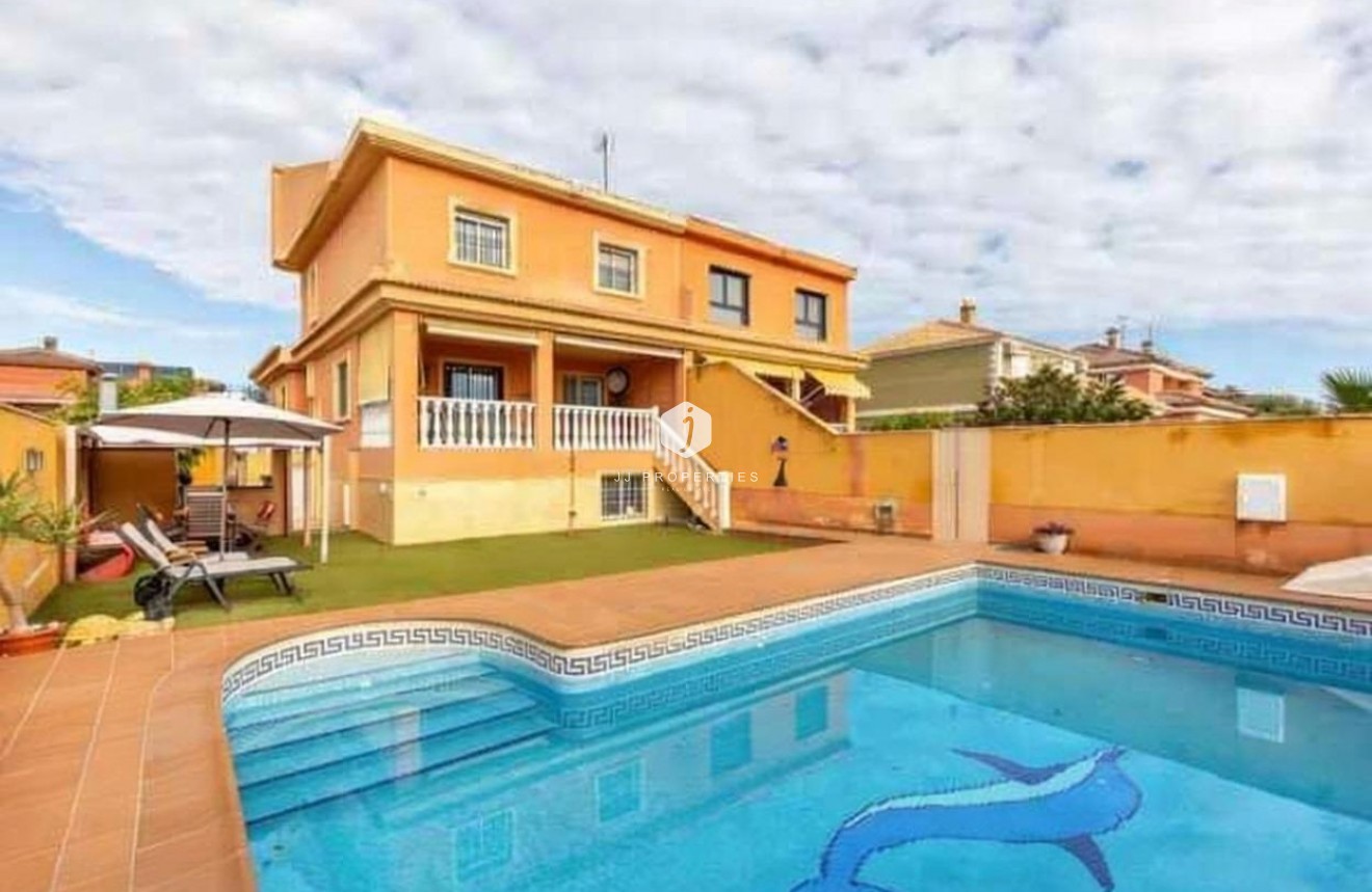 Resale - Villa -
Torrevieja - aguas nuevas