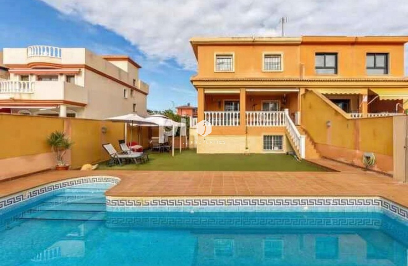 Resale - Villa -
Torrevieja - aguas nuevas