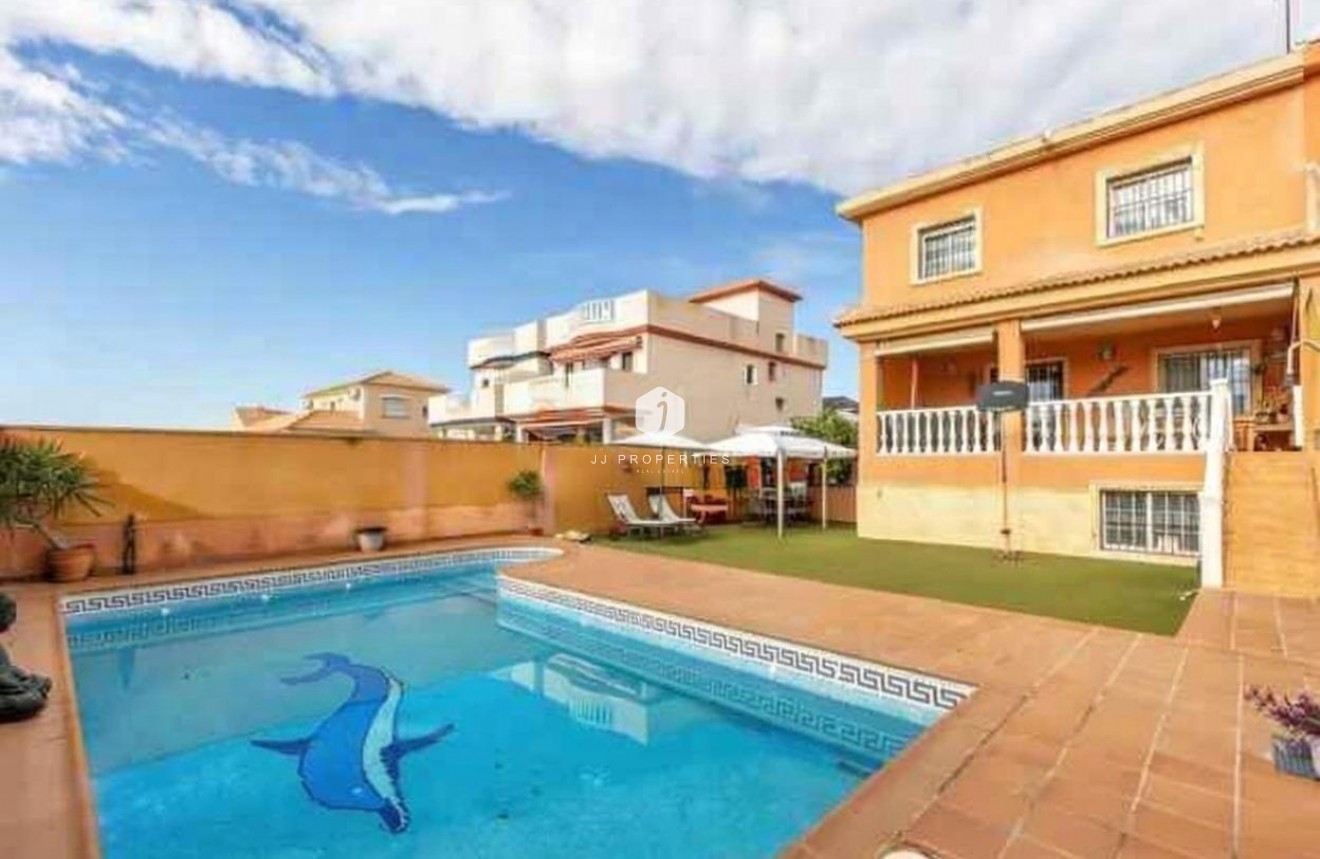 Resale - Villa -
Torrevieja - aguas nuevas