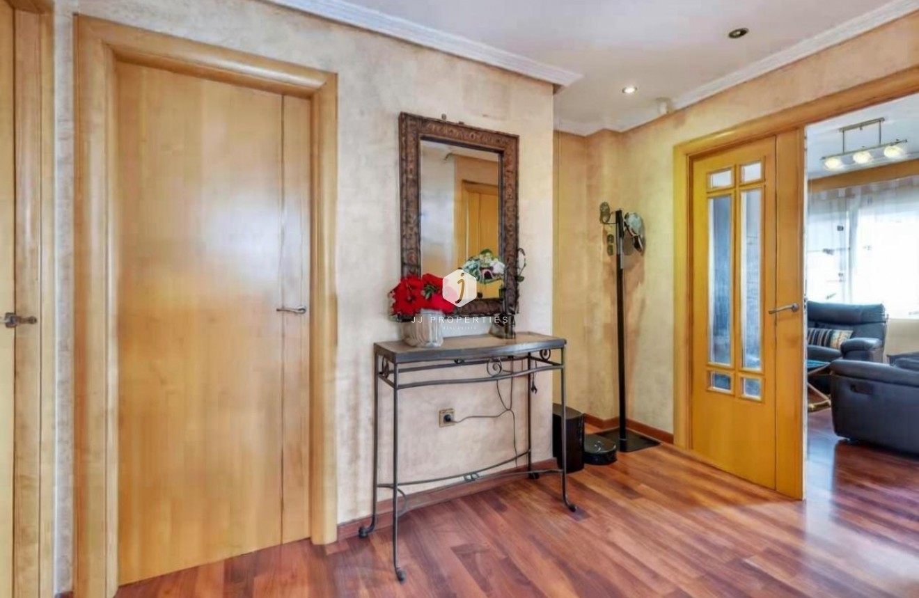 Resale - Villa -
Torrevieja - aguas nuevas