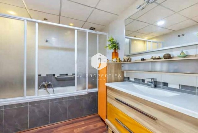 Resale - Villa -
Torrevieja - aguas nuevas